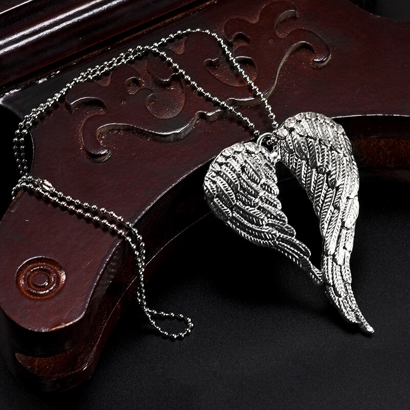 Automobilių priedai antikvariniai sidabriniai angelo sparnai pakabukas Automobilio vidaus apdaila yra ant automobilio galinio vaizdo veidrodėlio