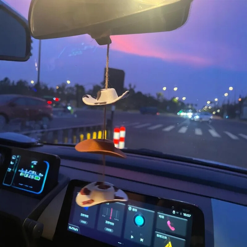 Pălărie de cowboy Decorare mașină Decorație oglindă retrovizoare la țară Decorare mașină Decorații drăguț pentru mini pălărie din pâslă realizate manual Pandantiv
