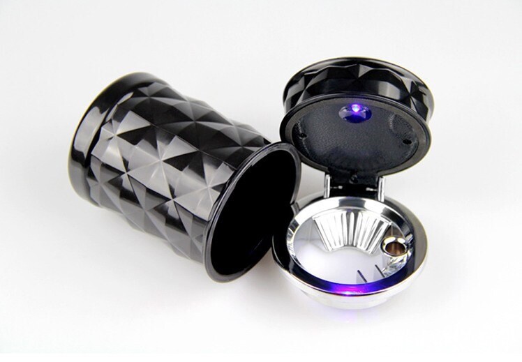 CHIZIYO Vysokokvalitný čiernobiely diamantový popolník do auta Prenosný modrý LED popolník do auta Univerzálny držiak na cigaretový valec