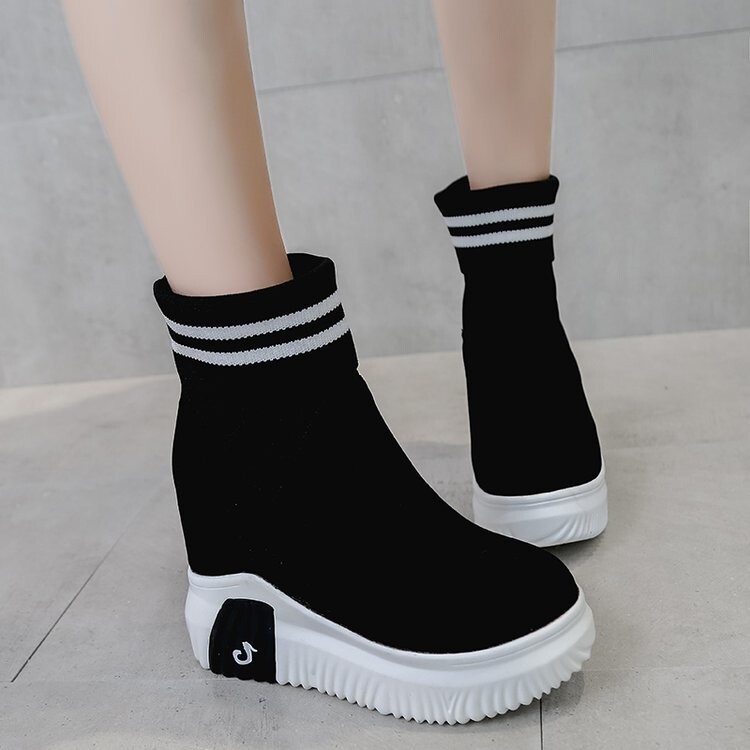 Pārrobežu rudens un ziemas jauni modes korejiešu stila apaļie zābaki ar moderniem, ikdienas lieliem zamšādas sieviešu zābakiem.