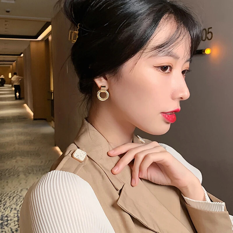 Retro metāliskā zelta krāsā vairāki mazi apļveida kulonu auskari 2024. gada rotaslietu modes kāzu ballītei Neparasti auskari sievietei