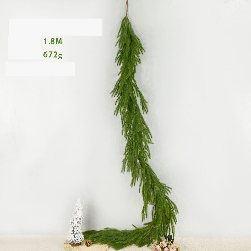 „Amazon“ imituoja minkštos gumos Kalėdų Norfolko pušies rotango namų darbalaukio atmosferą, dekoruojančią sieną