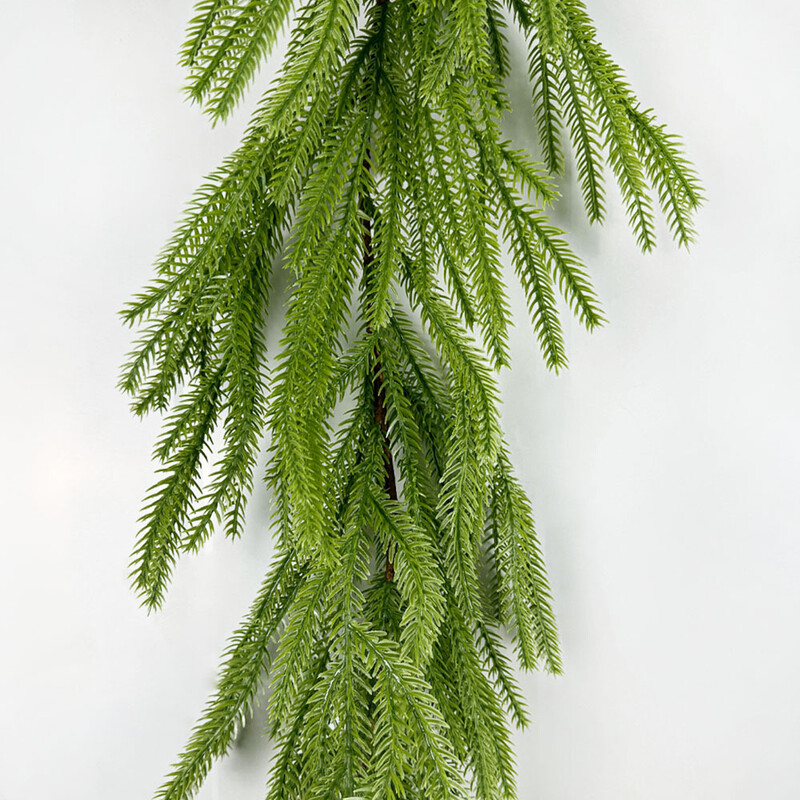 „Amazon“ imituoja minkštos gumos Kalėdų Norfolko pušies rotango namų darbalaukio atmosferą, dekoruojančią sieną