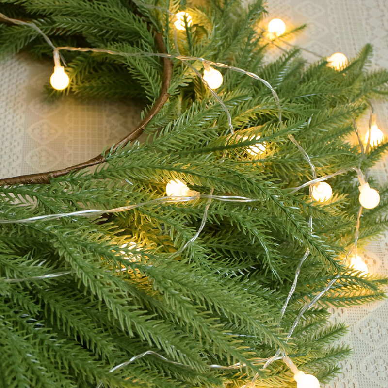 „Amazon“ imituoja minkštos gumos Kalėdų Norfolko pušies rotango namų darbalaukio atmosferą, dekoruojančią sieną