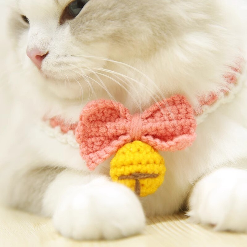 Adīšana mājdzīvnieku kaklasiksnas jaukas bantītes zvana formas trikotāžas šalle ar rokām darināta suņu kaķa kaklasiksna tamborēta kaklasaite regulējama kaklarota mājdzīvnieku aksesuāri