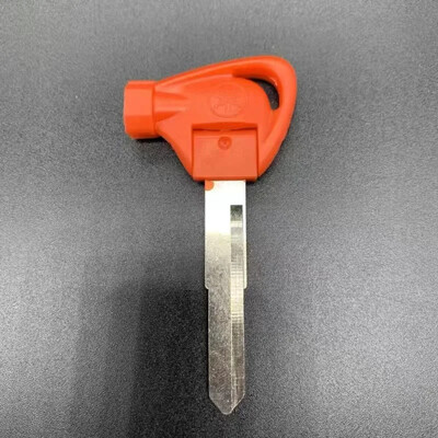 Visiškai naujas pakaitinis raktas, nenupjautas Yamaha motorolerio uždegimo rakto tuščias kairysis / dešinysis Grove mentės magnetas nuo vagystės užrakto raktai