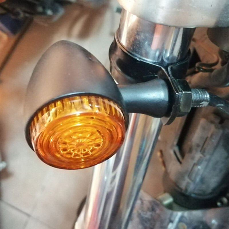 Motociklo 37 mm–50 mm metaliniai priekinių šakių vamzdžiai, 10 mm skylės skersmuo, posūkio signalo žibinto tvirtinimo laikiklis juodas motociklo priekinių žibintų atrama