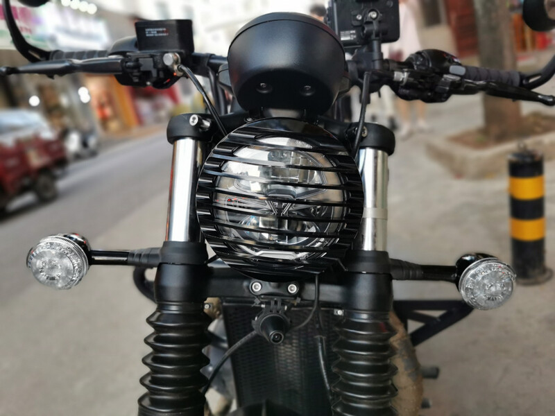 Triumph Bobber black 2017-2024 Model Black Shallow Cut priekinių žibintų grotelių dangtelis