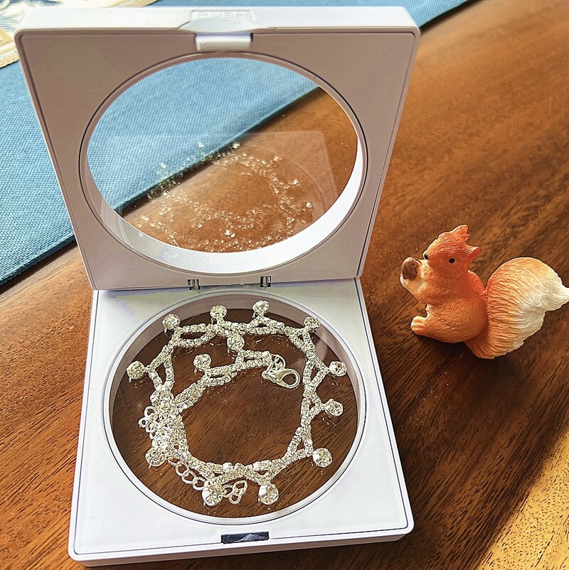 Madinga ištuštinta geometrinė inkrustuota kalnų krištolinė blizganti seksuali paplūdimio grandinėlė