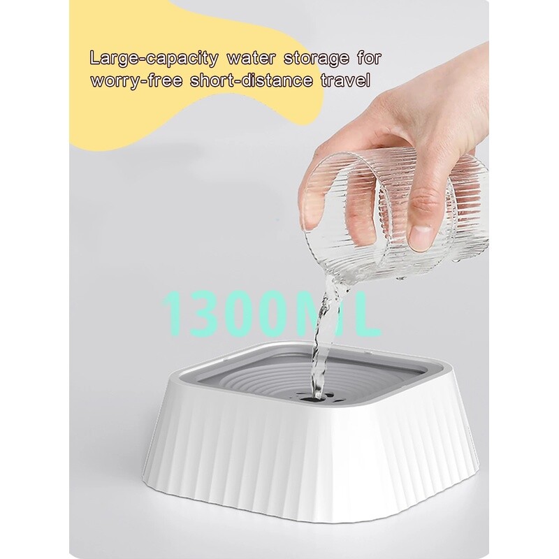 Naminių gyvūnėlių vandens fontanas su plaukiojančiomis lėkštėmis – neišsiliejantis šunų vandens dubuo, švarus gėrimas, lėtas tiektuvas ir apsauga nuo purslų naminiams gyvūnėliams.