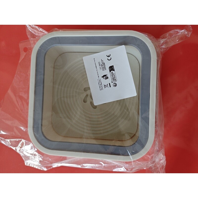 Naminių gyvūnėlių vandens fontanas su plaukiojančiomis lėkštėmis – neišsiliejantis šunų vandens dubuo, švarus gėrimas, lėtas tiektuvas ir apsauga nuo purslų naminiams gyvūnėliams.