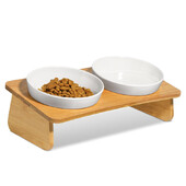Pakeltas kačių dubuo su bambuko stovu, paaukštintas naminių gyvūnėlių tiektuvas su 2 melamino dubenėliais, pakreiptas maistas ir vanduo kačių šėrimo indas nuo vėmimo
