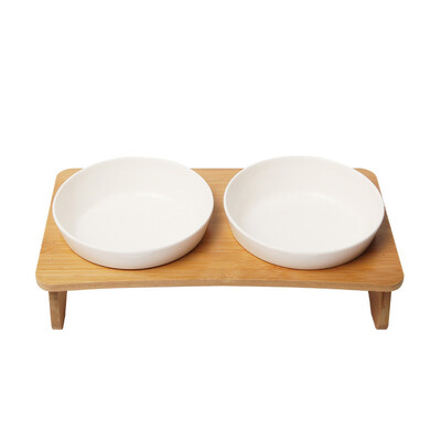 Pakeltas kačių dubuo su bambuko stovu, paaukštintas naminių gyvūnėlių tiektuvas su 2 melamino dubenėliais, pakreiptas maistas ir vanduo kačių šėrimo indas nuo vėmimo