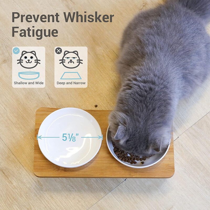 Pakeltas kačių dubuo su bambuko stovu, paaukštintas naminių gyvūnėlių tiektuvas su 2 melamino dubenėliais, pakreiptas maistas ir vanduo kačių šėrimo indas nuo vėmimo