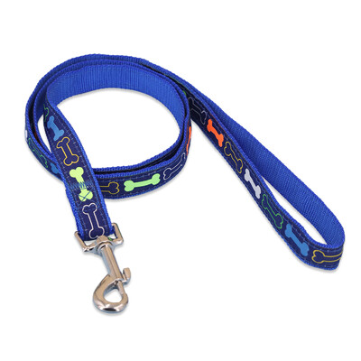 O lesă de câine cu os de desene animate pentru utilizare în aer liber