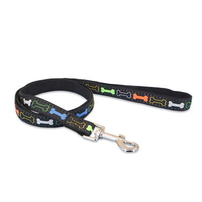 O lesă de câine cu os de desene animate pentru utilizare în aer liber