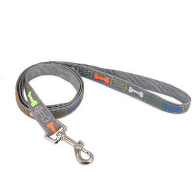 O lesă de câine cu os de desene animate pentru utilizare în aer liber