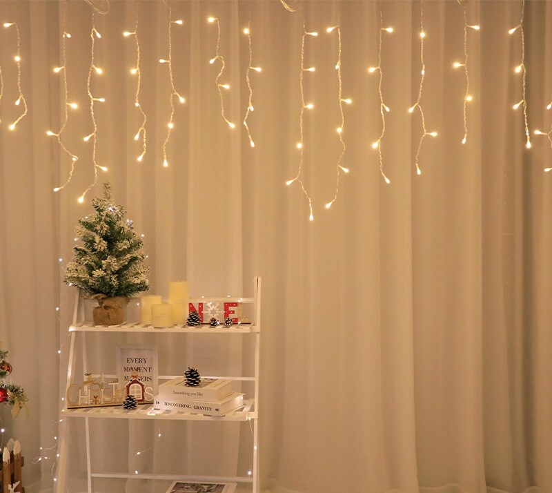 Šaltinis Gamintojas LED stygos lemputės Spalvotos lemputės Mirksinčios stygos lemputės Ledo juostos šviestuvai Užuolaidų šviestuvai Kalėdų žibintai Šventiniai papuošimai Stovyklavimo šviestuvai