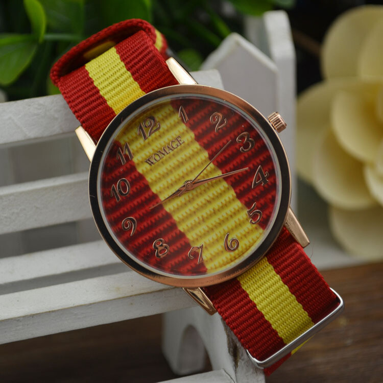 Jauns wmage1602 mājas pulkstenis. Pārdod modes neilona siksniņu pulkstenis vīriešiem un sievietēm pāriem kvarca pulkstenis vertikālās svītras pulkstenis