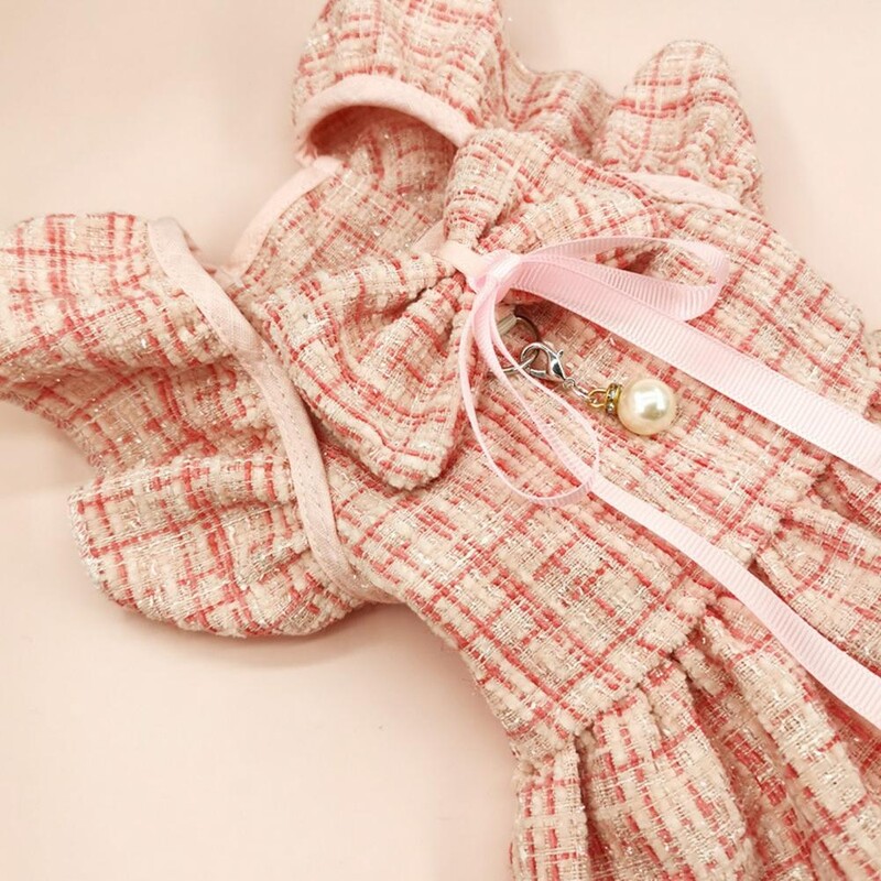 1 komplekta mājdzīvnieka kleita ar vilkšanas gredzenu, lidojošām piedurknēm, priekšgala galvassega mākslīgās pērles kulonu dekors, kaķu suņu princeses kleita, mājdzīvnieku piederumi