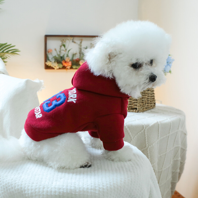 1 gab mājdzīvnieku apģērbs pavasara un rudens samtains sarkans Ņujorkas 33 galvas cepures kapuce, kas piemērota maziem un vidējiem suņiem
