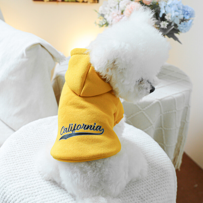 1PC mājdzīvnieku apģērbs kaķu pavasara un rudens melno ziedu Kalifornijas dzeltenā kapuci, kas piemērota maziem un vidējiem suņiem