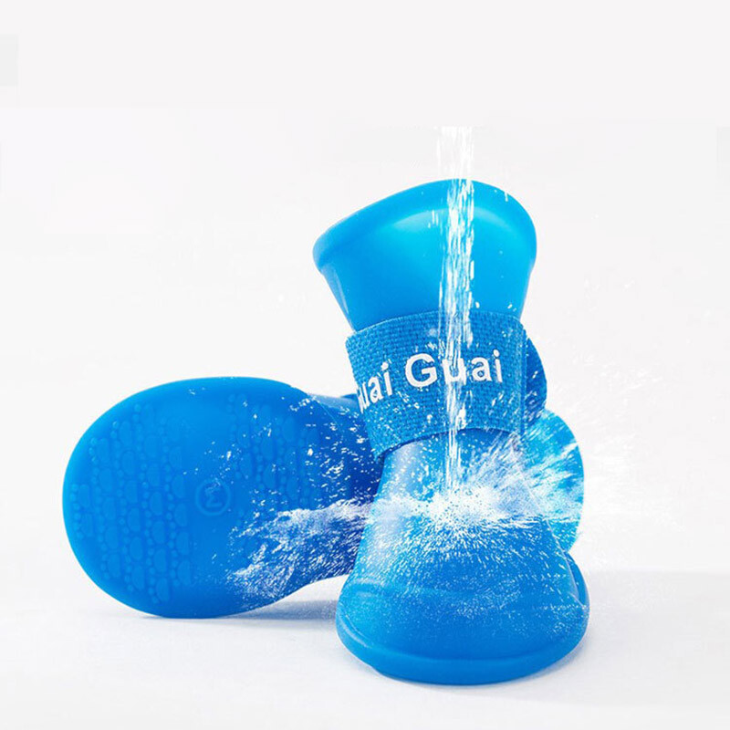 4 vnt. naminiams gyvūnėliams atsparūs lietvagiai, neslystantys guminiai batai, skirti mažiems ir vidutiniams dideliems šunims, katėms, lauko batams, šunims, kulkšnies batams augintiniams.