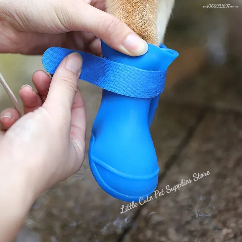 4 vnt. naminiams gyvūnėliams atsparūs lietvagiai, neslystantys guminiai batai, skirti mažiems ir vidutiniams dideliems šunims, katėms, lauko batams, šunims, kulkšnies batams augintiniams.