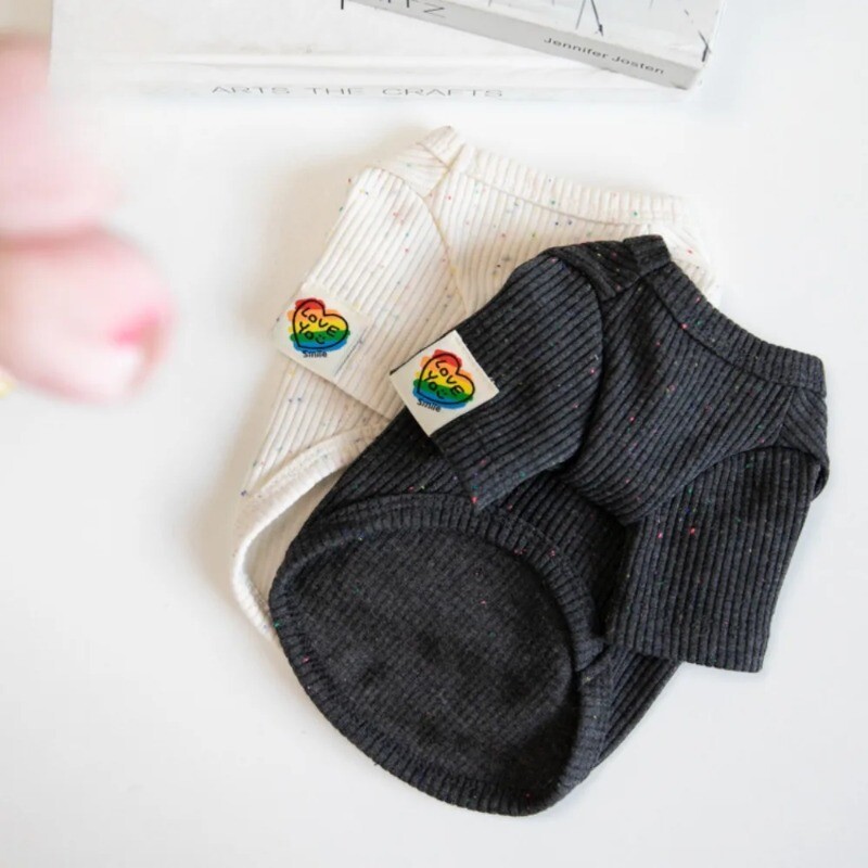 Meilės naminių šunų drabužiai Žiemos mados megzti, šilti vidiniai rūbai naminiams gyvūnėliams.