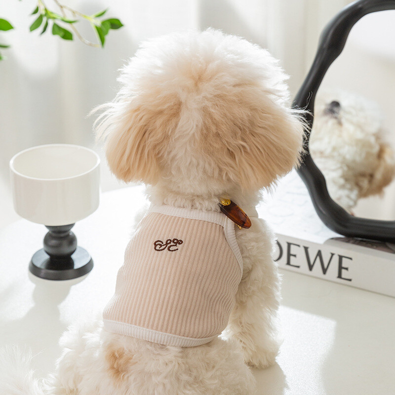 Pavasario ir vasaros šunų diržo liemenė Maža šviežia ir paprasta siuvinėjimas Mažas dirželis katės pėdoms Naminių gyvūnėlių ploni šunų drabužiai šuniuko drabužiai