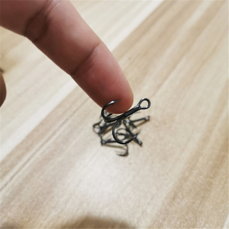 10 gab./partijā Ass trīskāršais makšķerēšanas āķis, spēcīgs apaļš līkums, plata sprauga ar augstu oglekļa tēraudu dzeloņstieņu āķi mānekļiem ēsmas izmērs 2#-10#