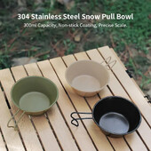 Stovyklavietės virtuvės reikmenų rinkinys, aliuminio gaminimo rinkinys lauke, vandens virdulys.