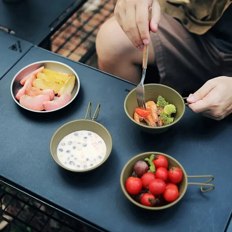 Stovyklavietės virtuvės reikmenų rinkinys, aliuminio gaminimo rinkinys lauke, vandens virdulys.