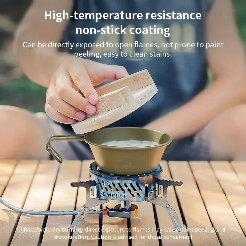 Stovyklavietės virtuvės reikmenų rinkinys, aliuminio gaminimo rinkinys lauke, vandens virdulys.