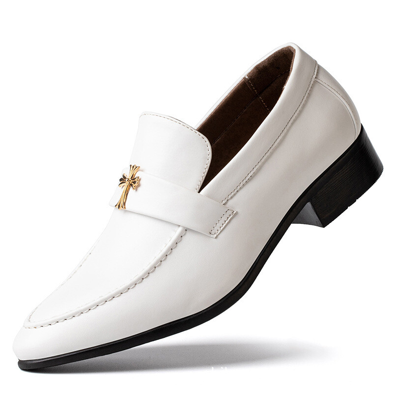 Spīdīgi vīriešu apavi Modes apavi pavasarī un vasarā elpojoši jauni korejiešu stila universālie apavi Vīriešu asās ādas apavi Svinīgi jauniešu sarkanie apavi