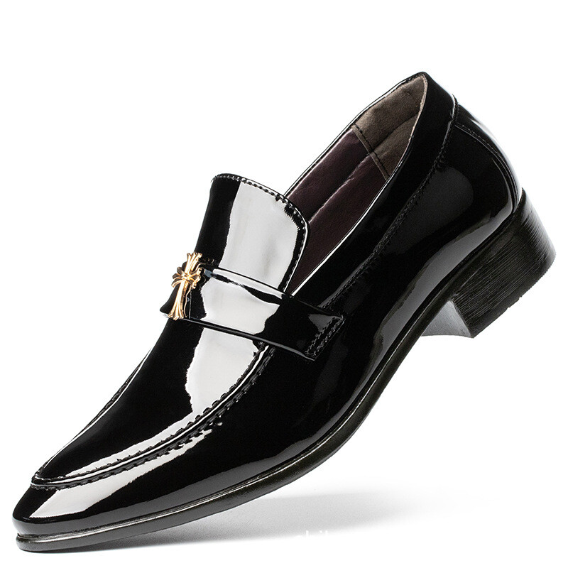 Spīdīgi vīriešu apavi Modes apavi pavasarī un vasarā elpojoši jauni korejiešu stila universālie apavi Vīriešu asās ādas apavi Svinīgi jauniešu sarkanie apavi