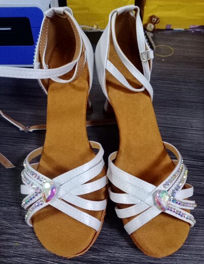 Sieviešu ballīšu deju apavi Satīna mirdzoši rhinestones mīksta dibena latīņu deju apavi Sieviešu salsas deju apavi