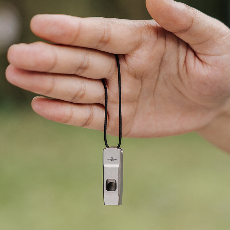 Titánová píšťalka, športová, tréningová, outdoorová, prežitie, výšková, super citlivá, ostrá píšťalka, hlasný hlas, dlhá prenosová vzdialenosť