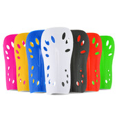 1 чифт футболни подложки за пищяли Пластмасови футболни предпазители Протектор за крака за деца Възрастни Защитна екипировка Дишащ предпазител за пищяли 6 цвята