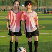 Ostanite hladni i suhi uz naše dječje brzosušeće nogometne uniforme Oslobodite nogometni potencijal vašeg djeteta