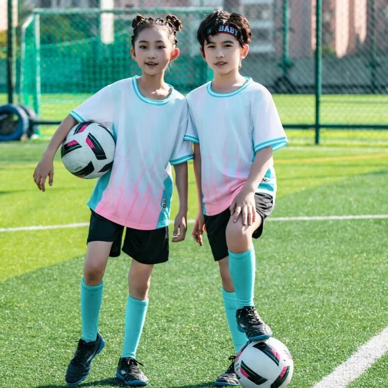 Ostanite hladni i suhi uz naše dječje brzosušeće nogometne uniforme Oslobodite nogometni potencijal vašeg djeteta