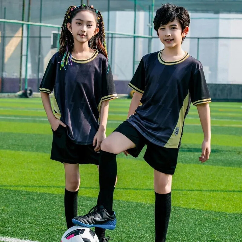Ostanite hladni i suhi uz naše dječje brzosušeće nogometne uniforme Oslobodite nogometni potencijal vašeg djeteta