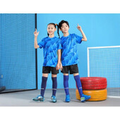 Īsas piedurknes vasaras treniņiem un saskaņojiet elpojošus un ātri žūstošus bērnu futbola komplektus