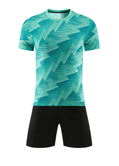 Īsas piedurknes vasaras treniņiem un saskaņojiet elpojošus un ātri žūstošus bērnu futbola komplektus