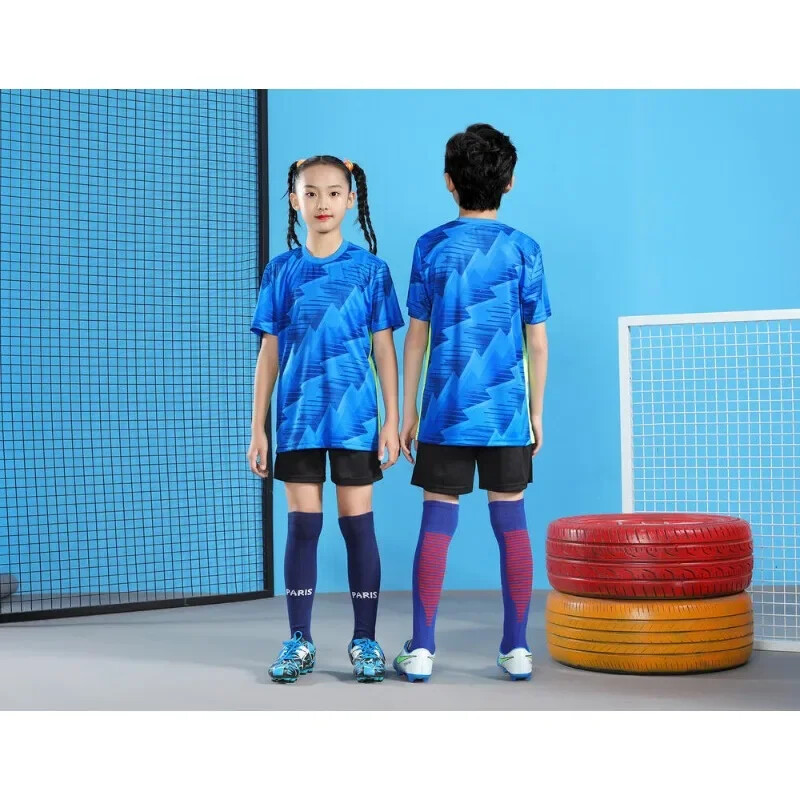 Īsas piedurknes vasaras treniņiem un saskaņojiet elpojošus un ātri žūstošus bērnu futbola komplektus