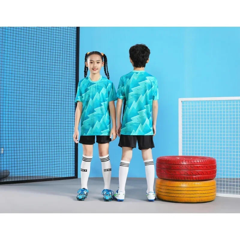 Īsas piedurknes vasaras treniņiem un saskaņojiet elpojošus un ātri žūstošus bērnu futbola komplektus