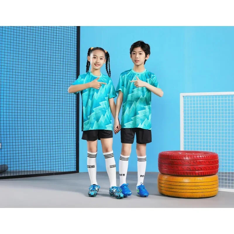 Īsas piedurknes vasaras treniņiem un saskaņojiet elpojošus un ātri žūstošus bērnu futbola komplektus