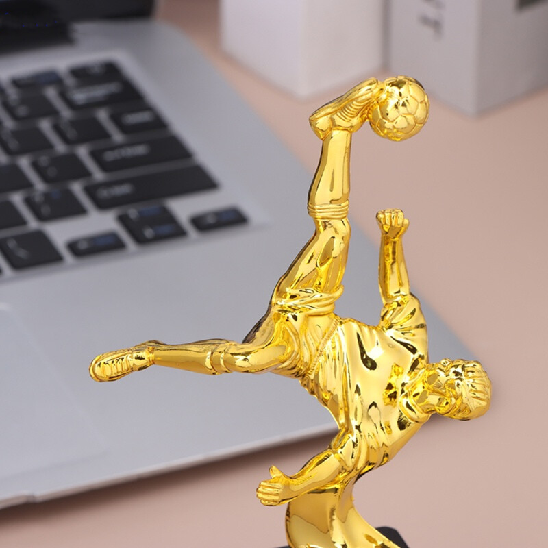Detská zlatá trofej, ocenenia, futbal, plastový model, remeselné suveníry, súťaž, futbalová škola, odmeňovanie, dodávka, malý pohár