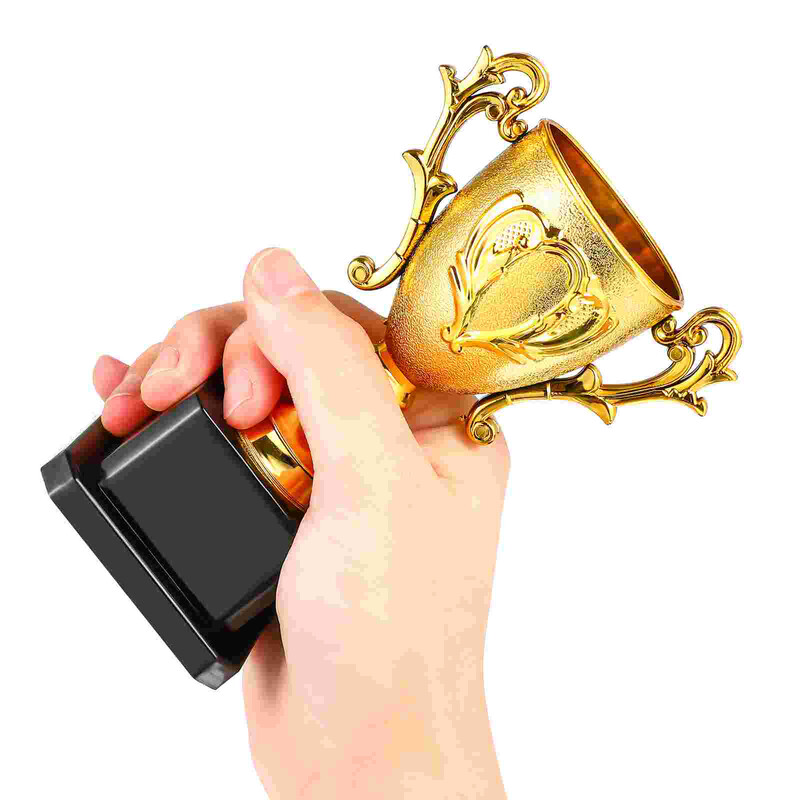 Balvas trofeja bērniem Pirmās vietas ieguvēja balvas trofeja Rotaļlieta Sporta turnīri Spēles Konkursi Ballīte Futbola trofejas