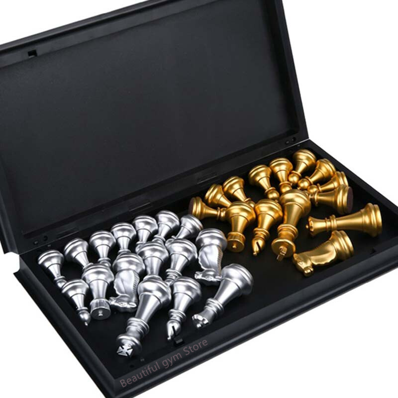 Viduslaiku šaha komplekts ar augstas kvalitātes šaha dēli